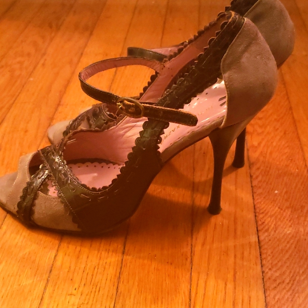 High healed pump shoe